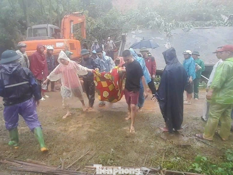 Đến khoảng 7h20 ngày 8/9, đã tìm thấy được 5 người bị vùi lấp, trong đó 4 người đã tử vong là: Xa Thị X (sinh năm 1975), Xa Thị X (sinh năm 1996), Hà Hiệu M (sinh năm 2017), Hà Thị D (sinh năm 2023).