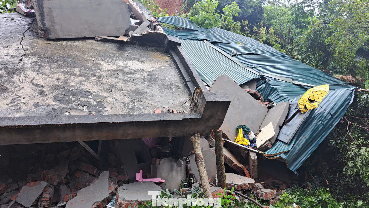 Ngôi nhà chỉ còn lại phần mái nhà, đống gạch vỡ vụn.
