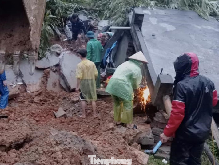 Chị Xa Thị Tăm (trú tại xóm Chầm, xã Tân Minh) cho hay: “Đêm qua trong tiếng mưa rơi rả rích và tiếng gió lớn, bỗng nghe tiếng rầm. Khi tôi kịp lấy ô che, chạy ra ngoài xem thì đã thấy một căn nhà đổ sập, đất đá vùi lấp phần lớn căn nhà của hàng xóm. Tôi và mọi người vô cùng thương tiếc cho sự việc này”.