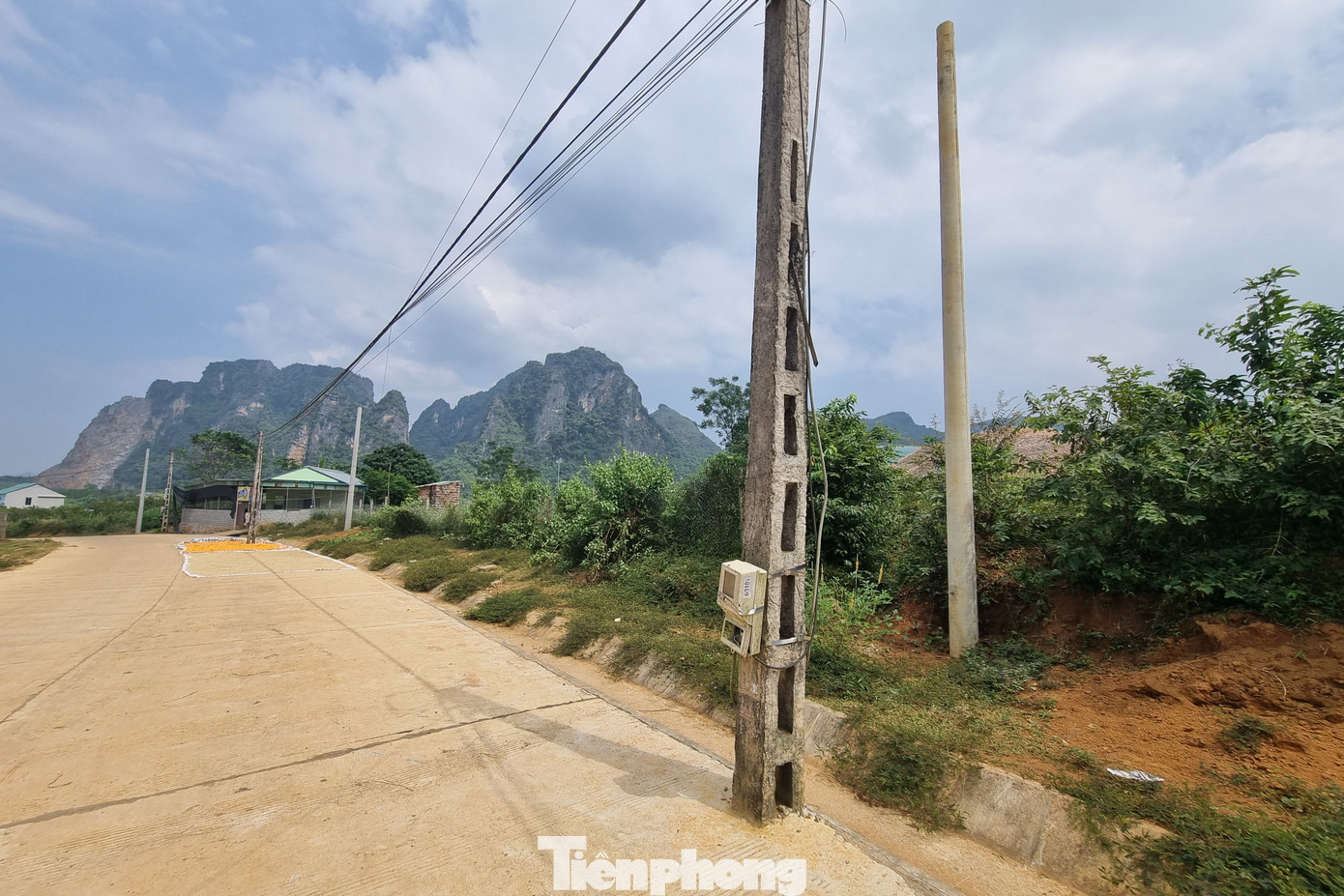 Những công tơ điện có mối nối hở chỉ nằm cách mặt đất khoảng 1m.