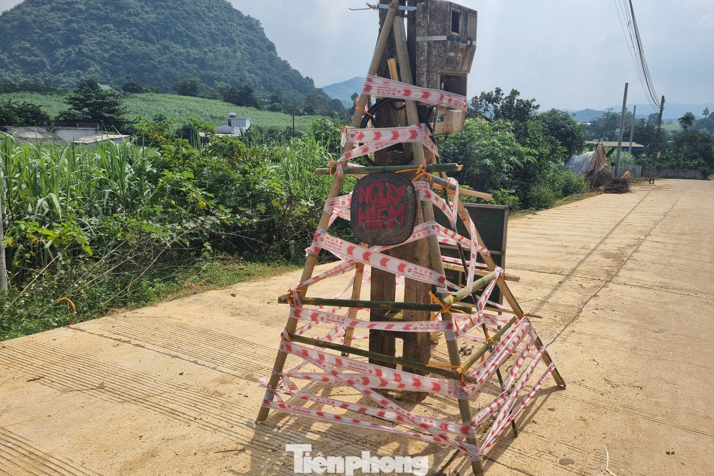 Chỉ có một cột điện được lắp rào chắn và giăng dây cảnh báo.