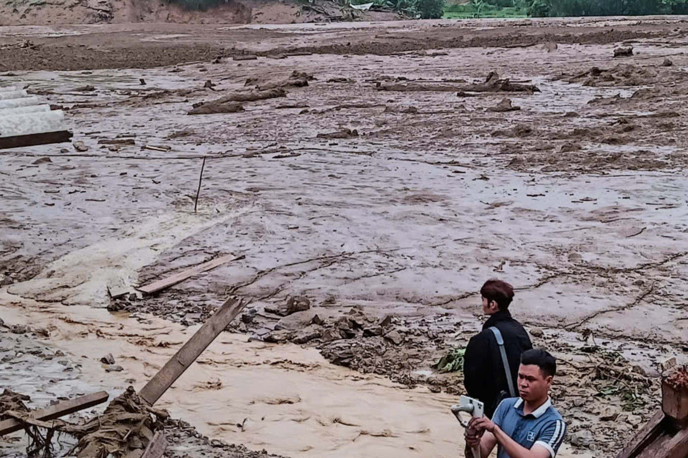 Ngày 11/9, phóng viên báo Tiền Phong có mặt tại thôn Làng Nủ, xã Phúc Khánh. Theo ghi nhận, trận lở đất lịch sử đã vùi lấp, san phẳng toàn bộ cánh đồng và một ngôi làng.
