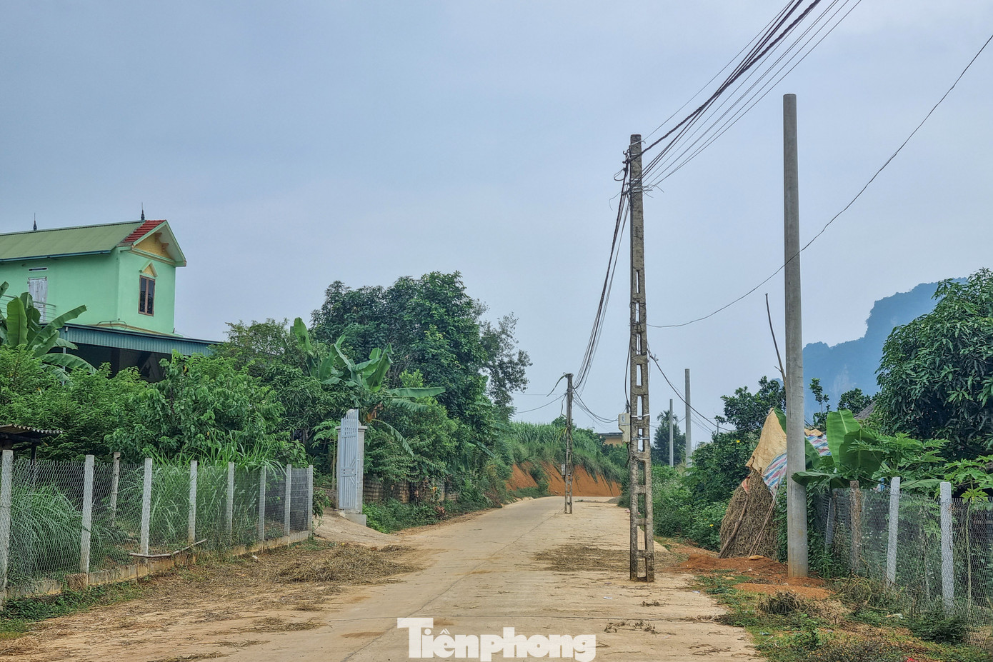 Tuy đã có cột điện thay thế nhưng việc di dời vẫn chưa được thực hiện trong nhiều tháng qua.