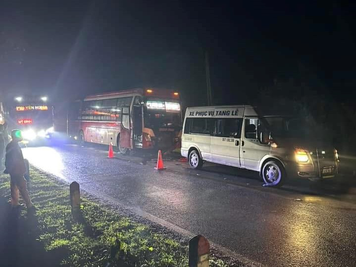 Hiện trường vụ tai nạn giữa xe khách và xe máy khiến 3 người tử vong.