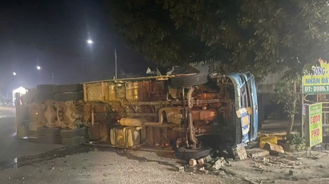 Ôtô tải bị lật nghiêng trên đường Quốc lộ 6. Ôtô tải bị lật nghiêng trên đường Quốc lộ 6.