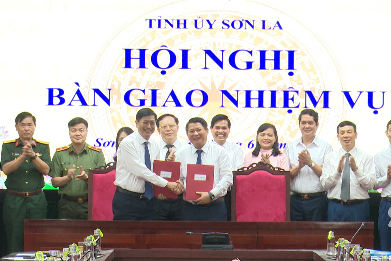 Ông Lò Minh Hùng (hàng đầu bên phải), Phó Bí thư Thường trực Tỉnh ủy Sơn La được giao nhiệm vụ điều hành hoạt động của Đảng bộ tỉnh. Ảnh: STV