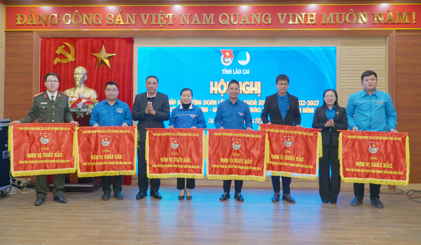 Các cá nhân, tập thể đạt thành tích xuất sắc trong hoạt động đoàn, hội. Ảnh: Vân Thảo Các cá nhân, tập thể đạt thành tích xuất sắc trong hoạt động đoàn, hội. Ảnh: Vân Thảo