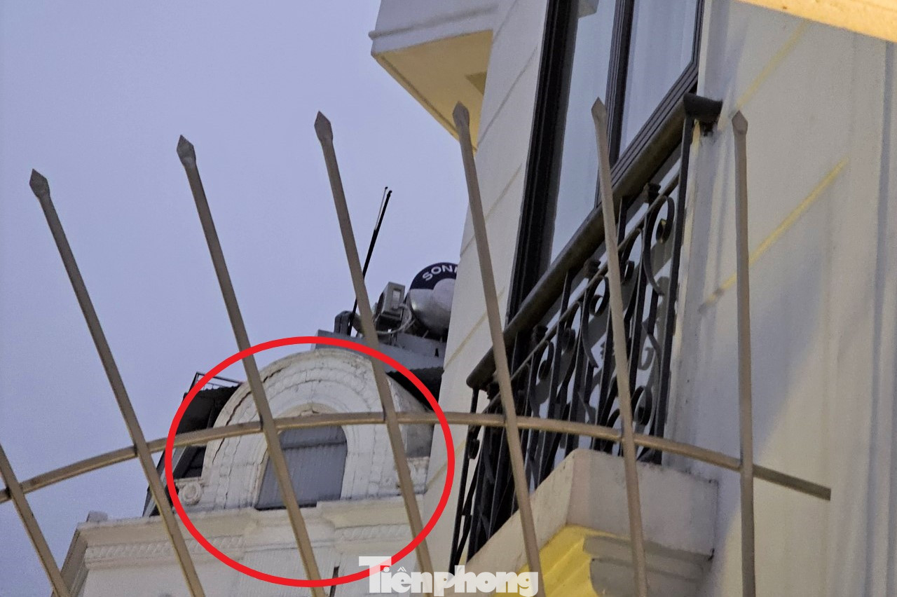 Tất cả cửa của ngôi nhà được bịt kín.