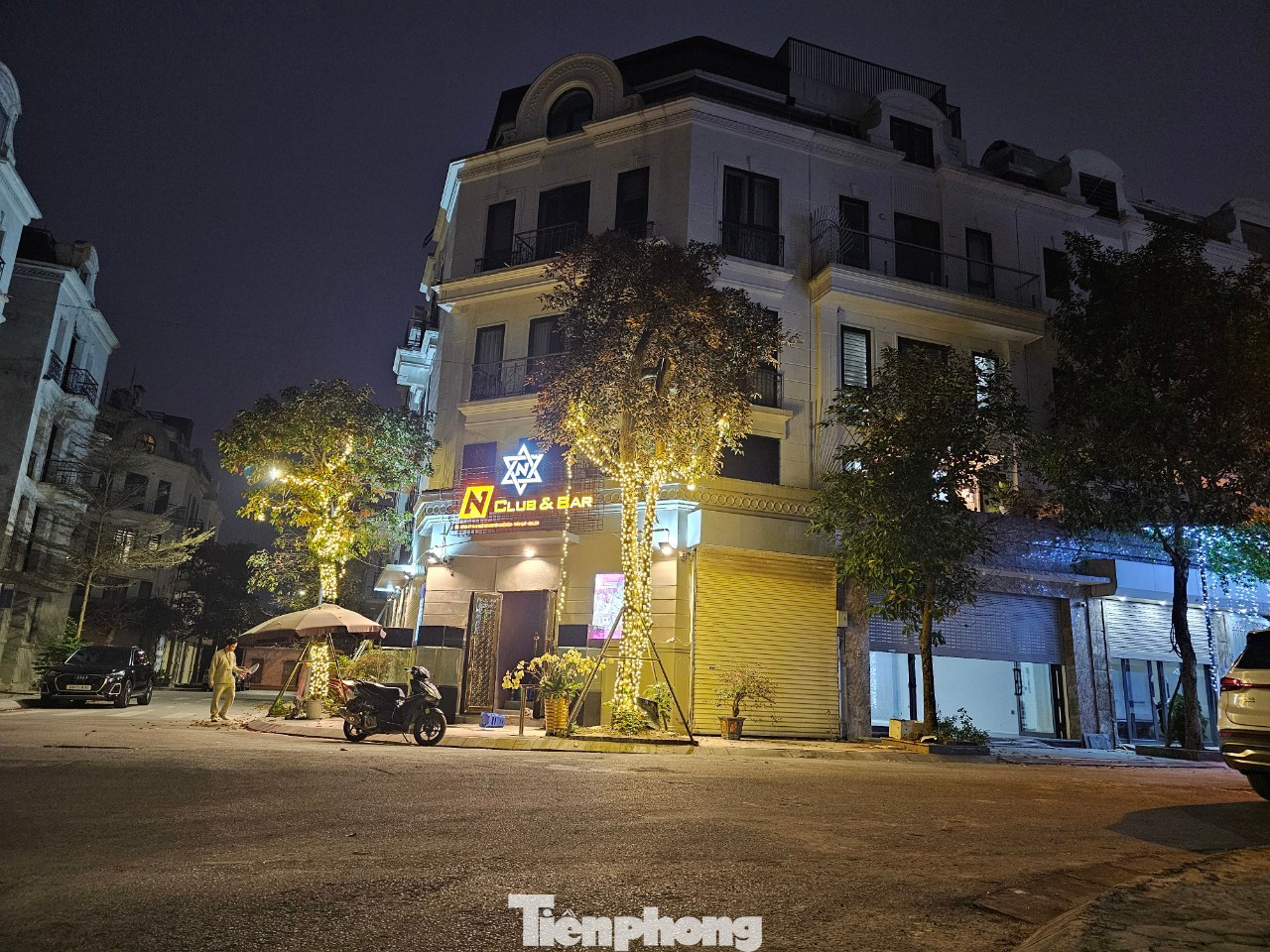 Ngôi nhà lớn trong khu đông dân cư được hô biến thành quán bar.