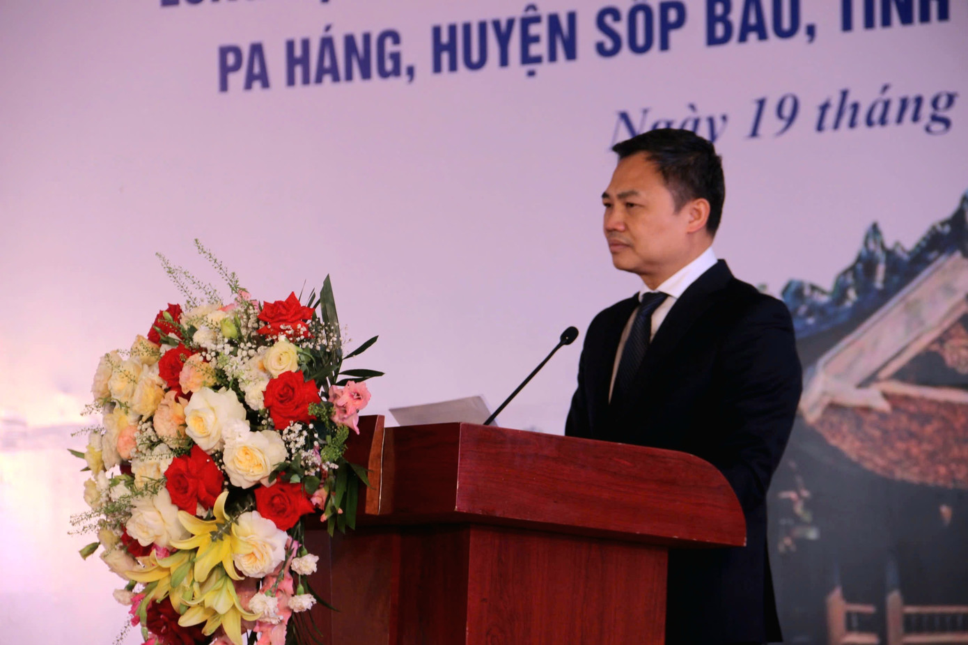 Ông Nguyễn Đình Việt - Chủ tịch UBND tỉnh Sơn La phát biểu. Ông Nguyễn Đình Việt - Chủ tịch UBND tỉnh Sơn La phát biểu.