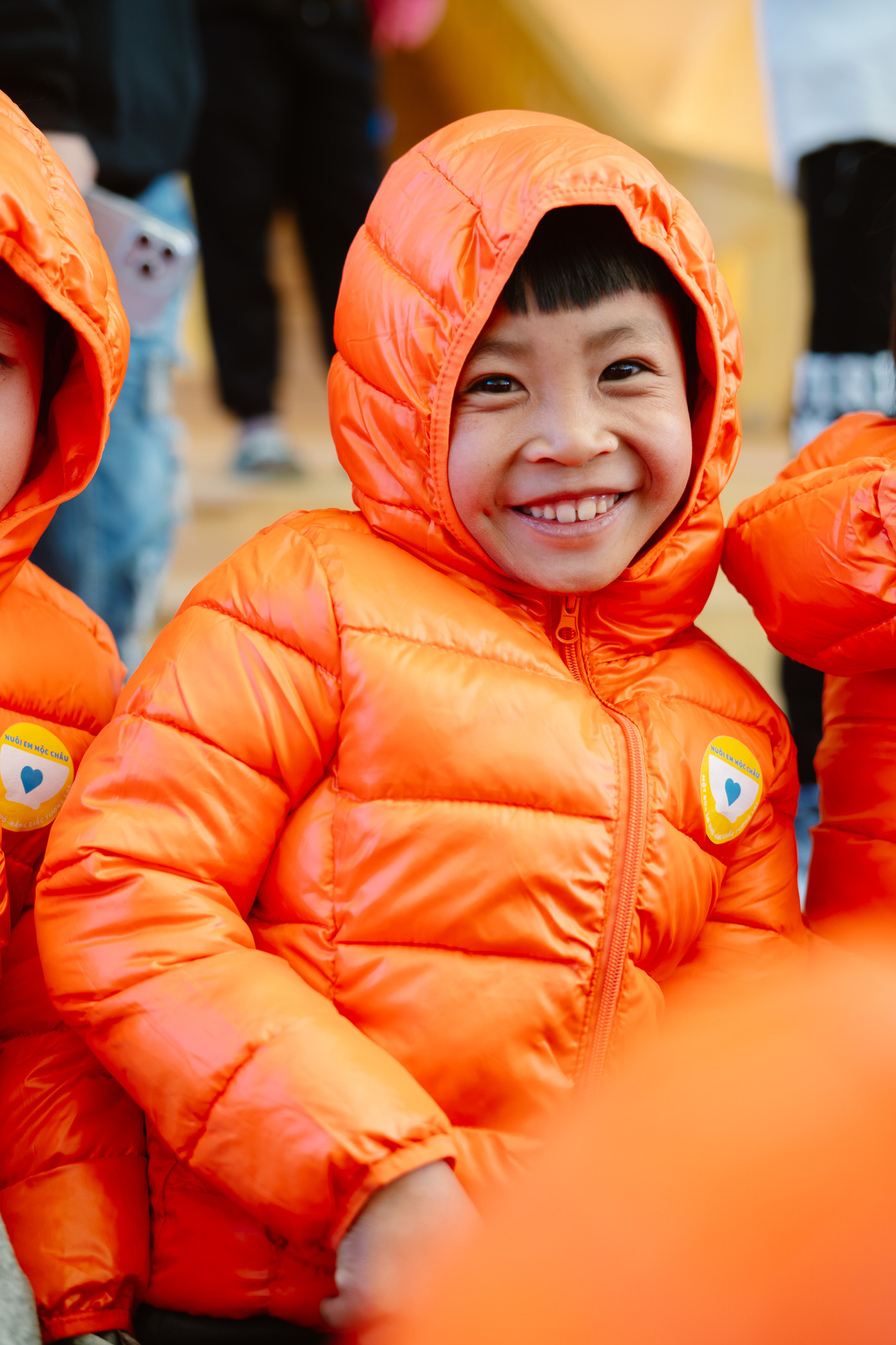 Không chỉ là những món quà vật chất, các mạnh thường quân, các cán bộ, chiến sĩ còn gửi gắm sự quan tâm, chia sẻ, tiếp thêm động lực để các em vững bước trên hành trình đến trường, vượt qua mọi khó khăn.