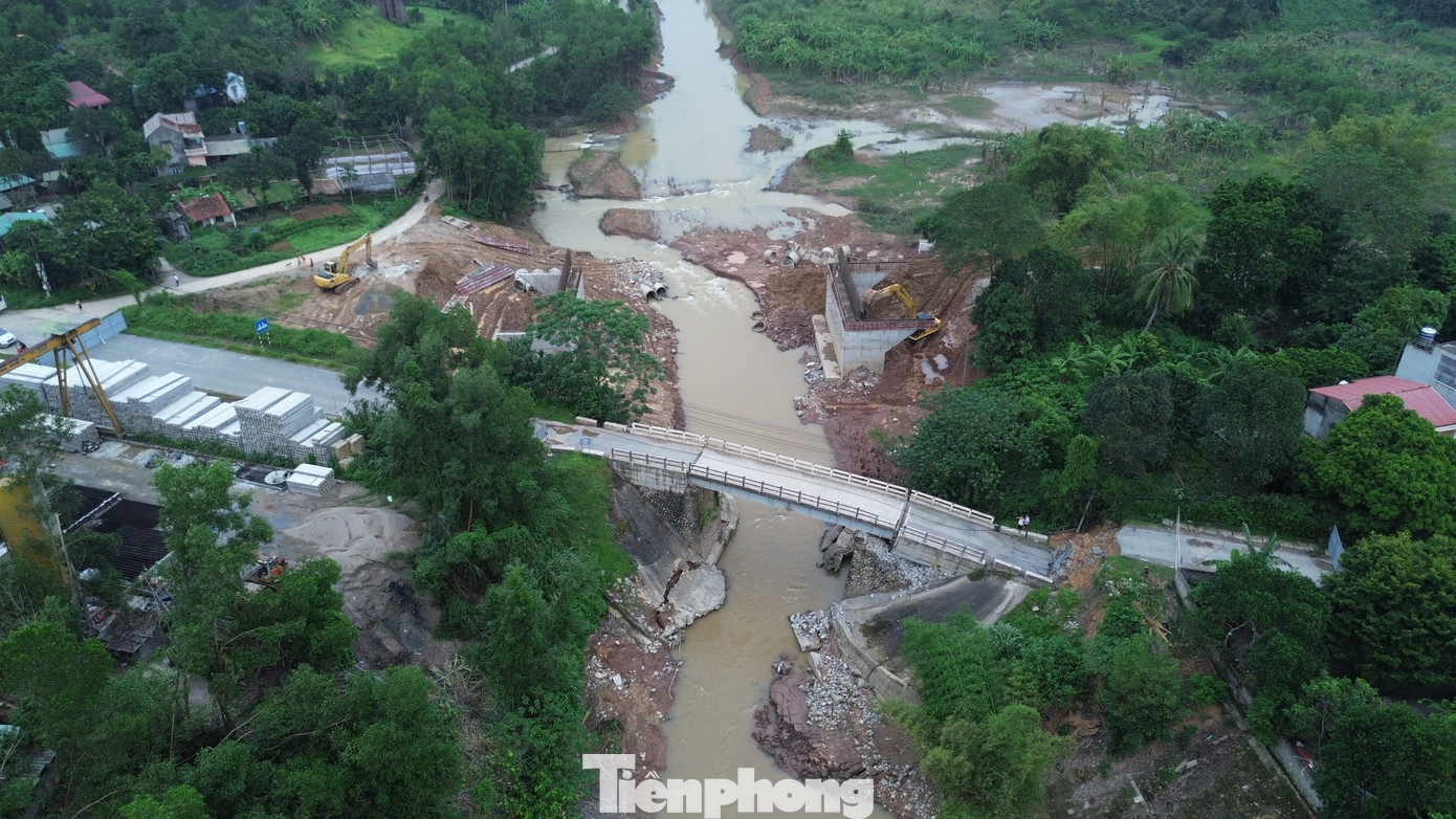 Vào khoảng 3h sáng 19/9, cầu Ngòi Móng nằm trên đường tỉnh 445 (hướng phường Kỳ Sơn - Pheo Chẹ) thuộc tổ 2, phường Kỳ Sơn, TP Hòa Bình bị sụt lún và trượt về phía lòng suối.
