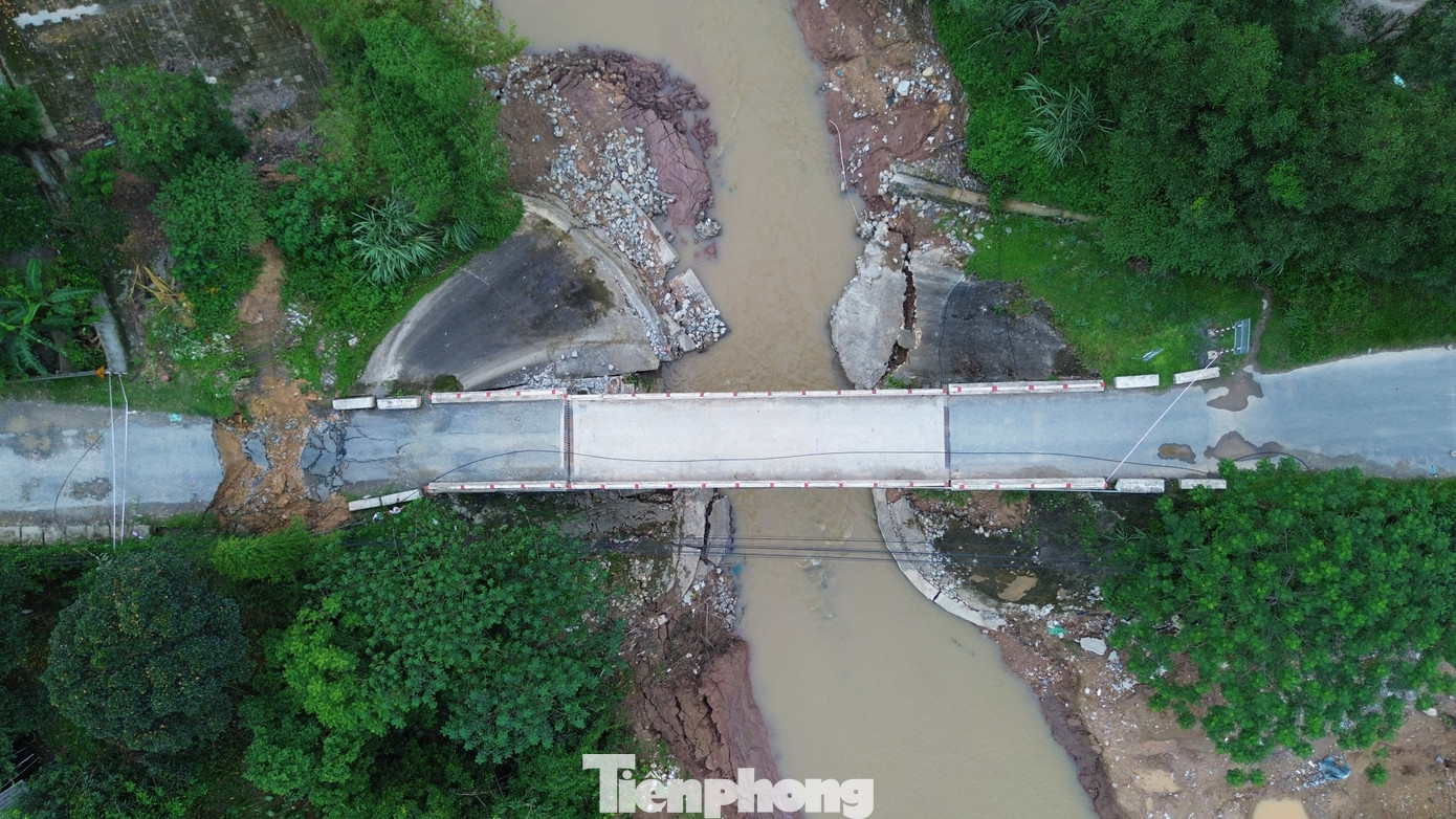 Trước đó, chiều 19/9, sau khi cầu Ngòi Móng xảy ra sự cố, Sở GTVT tỉnh Hòa Bình đã có văn bản báo cáo UBND tỉnh. Nguyên nhân dẫn đến sự việc trên là do ảnh hưởng của mưa lũ và quá trình đóng mở cửa xả đáy của Công ty thủy điện Hòa Bình đã làm nước suối chảy xiết gây xói lở mạnh lòng suối và đáy móng mố cầu.