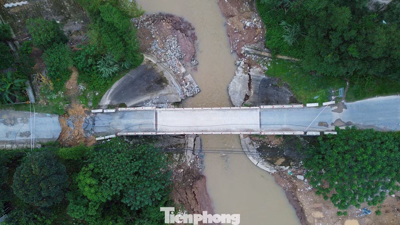 Trước đó, chiều 19/9, sau khi cầu Ngòi Móng xảy ra sự cố, Sở GTVT tỉnh Hòa Bình đã có văn bản báo cáo UBND tỉnh. Nguyên nhân dẫn đến sự việc trên là do ảnh hưởng của mưa lũ và quá trình đóng mở cửa xả đáy của Công ty thủy điện Hòa Bình đã làm nước suối chảy xiết gây xói lở mạnh lòng suối và đáy móng mố cầu.