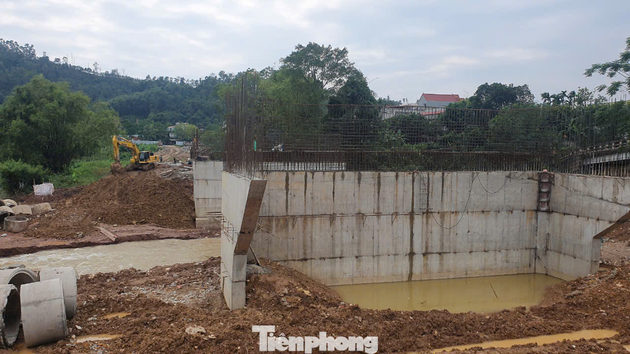 Đối với hạng mục cầu đang xây dựng thuộc Dự án cấp bách đê ngăn lũ chống ngập úng Pheo - Chẹ hạ du sông Đà, TP Hòa Bình, đề nghị UBND tỉnh xem xét, chỉ đạo các đơn vị liên quan đẩy nhanh tiến độ giải phóng mặt bằng và xây dựng để phục vụ nhu cầu đi lại an toàn của nhân dân.