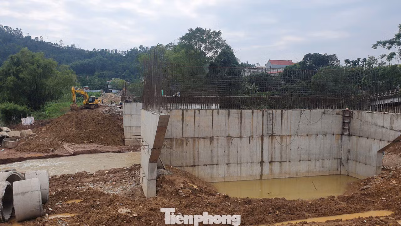 Đối với hạng mục cầu đang xây dựng thuộc Dự án cấp bách đê ngăn lũ chống ngập úng Pheo - Chẹ hạ du sông Đà, TP Hòa Bình, đề nghị UBND tỉnh xem xét, chỉ đạo các đơn vị liên quan đẩy nhanh tiến độ giải phóng mặt bằng và xây dựng để phục vụ nhu cầu đi lại an toàn của nhân dân.