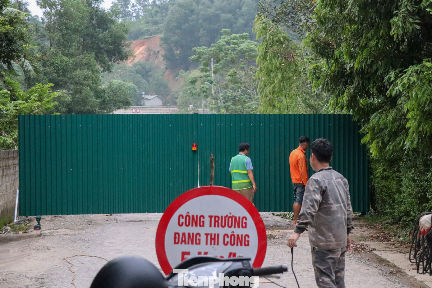 Để đảm bảo an toàn cho người dân, lực lượng chức năng đã dựng rào chắn, giăng dây cấm người dân đến gần khu vực cầu Ngòi Móng.
