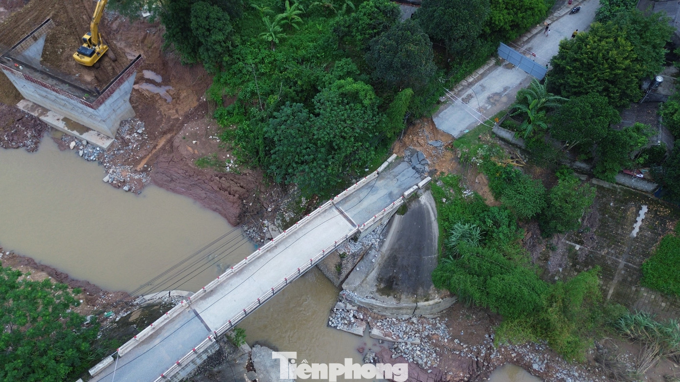 Theo người dân sống gần cây cầu, khi sự việc xảy ra chỉ nghe tiếng rầm mà không thấy hiện tượng rung lắc nhà. Rất may, lúc này không có ai đi qua nên không gây thiệt hại về người.