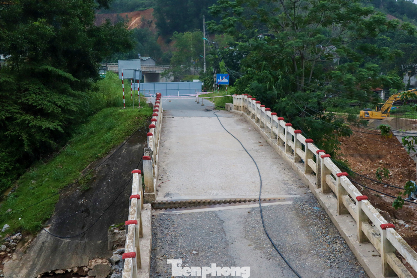 Một số nhịp cầu bị xô lệch, không còn liên kết.