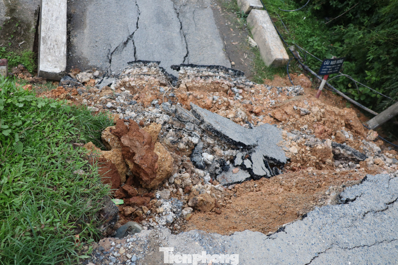 Do vậy các phương tiện không thể di chuyển qua.