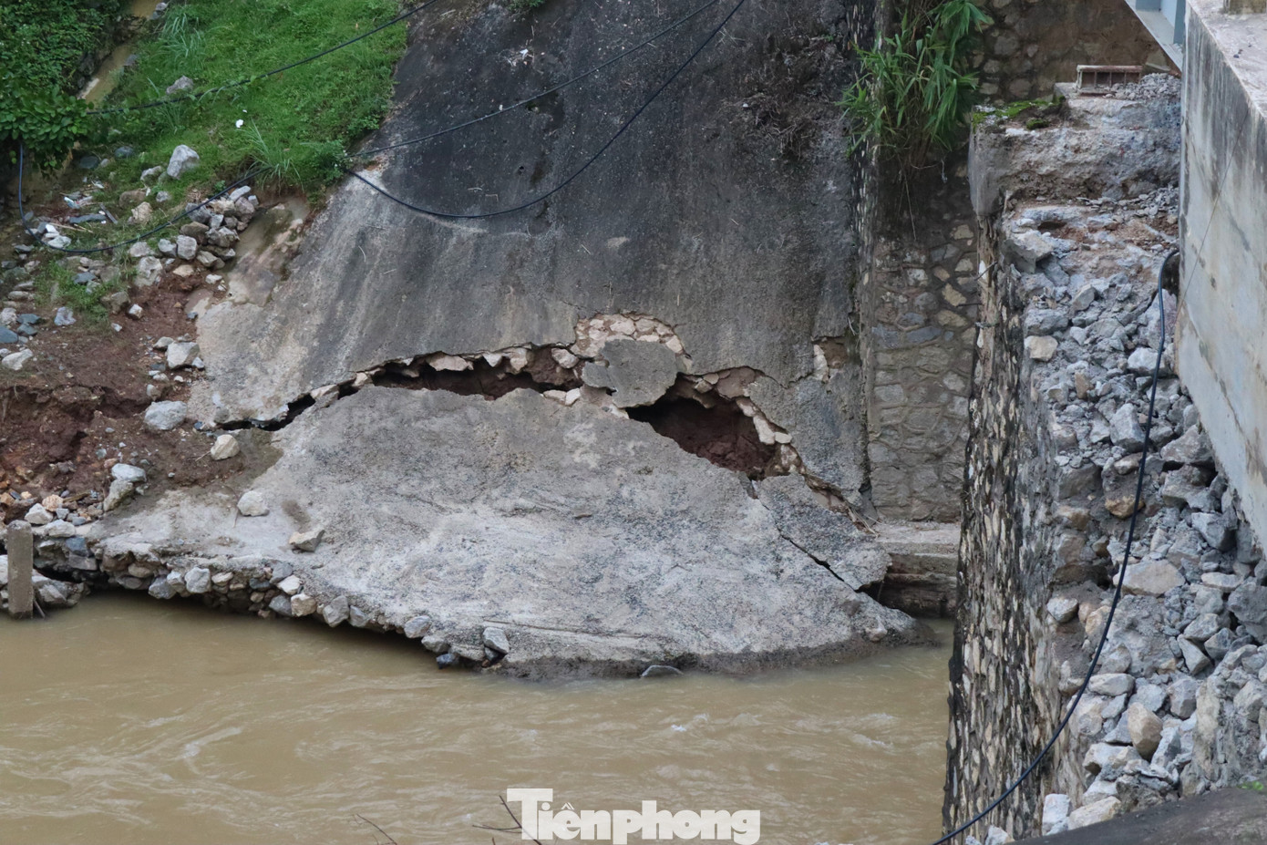 Đồng thời, mố của cây cầu 2 bên bờ suối đều có hiện tượng nứt gãy, sạt trượt xuống lòng suối.