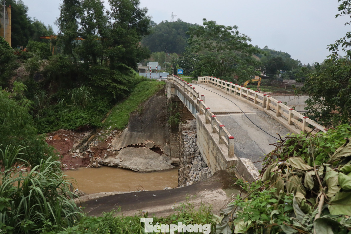 Đồng thời, Sở đề nghị dừng khai thác, sử dụng cầu cũ; tháo dỡ phần công trình còn lại để tránh gây nguy hiểm cho người, phương tiện lưu thông trên cầu và dưới gầm cầu.