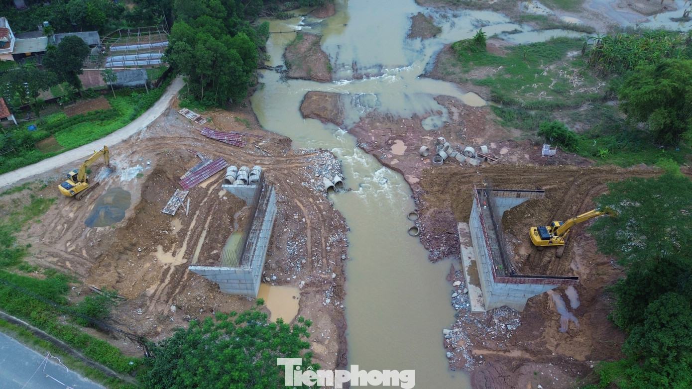 Tại thời điểm ghi nhận, bên cạnh cầu Ngòi Móng hiện có một hạng mục cầu thuộc Dự án cấp bách đê ngăn lũ chống ngập úng Pheo - Chẹ hạ du sông Đà, huyện Kỳ Sơn (nay là thành phố Hòa Bình) đang được xây dựng.