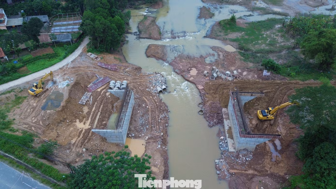 Tại thời điểm ghi nhận, bên cạnh cầu Ngòi Móng hiện có một hạng mục cầu thuộc Dự án cấp bách đê ngăn lũ chống ngập úng Pheo - Chẹ hạ du sông Đà, huyện Kỳ Sơn (nay là thành phố Hòa Bình) đang được xây dựng.