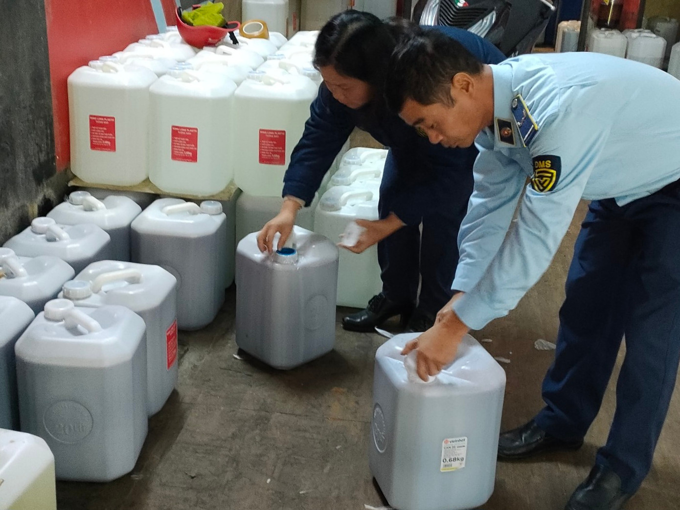 1.000 lít rượu không rõ nguồn gốc. Ảnh: ĐVCC