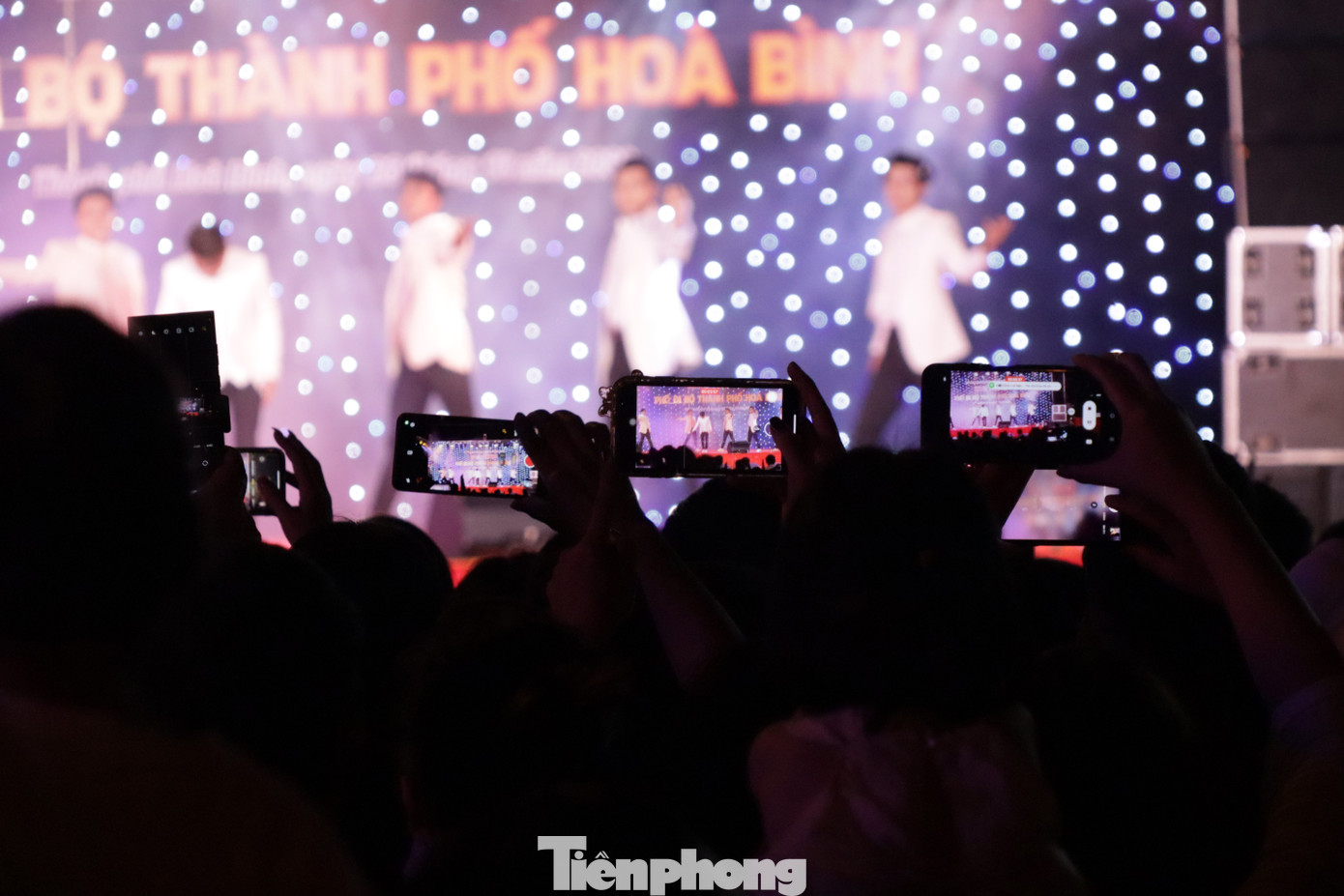 Những chiếc điện thoại được dùng để ghi lại khoảnh khắc đặc biệt này.