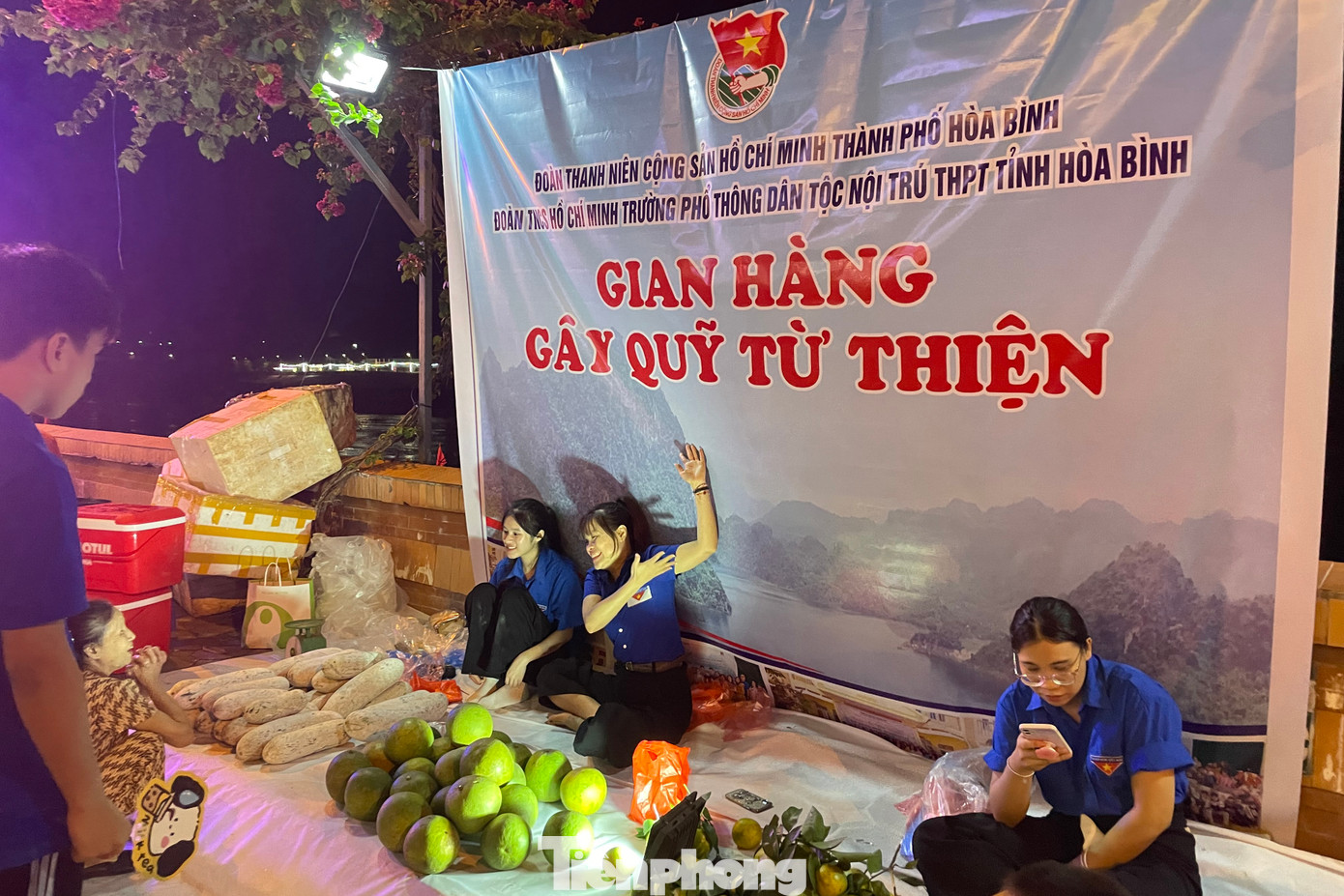 Trong đó, người dân đặc biệt chú ý đến Gian hàng gây quỹ từ thiện bày bán những nông sản của nông dân Hòa Bình. Đây là hoạt động mang lại ý nghĩa sâu sắc cho cộng đồng của Đoàn thành niên.