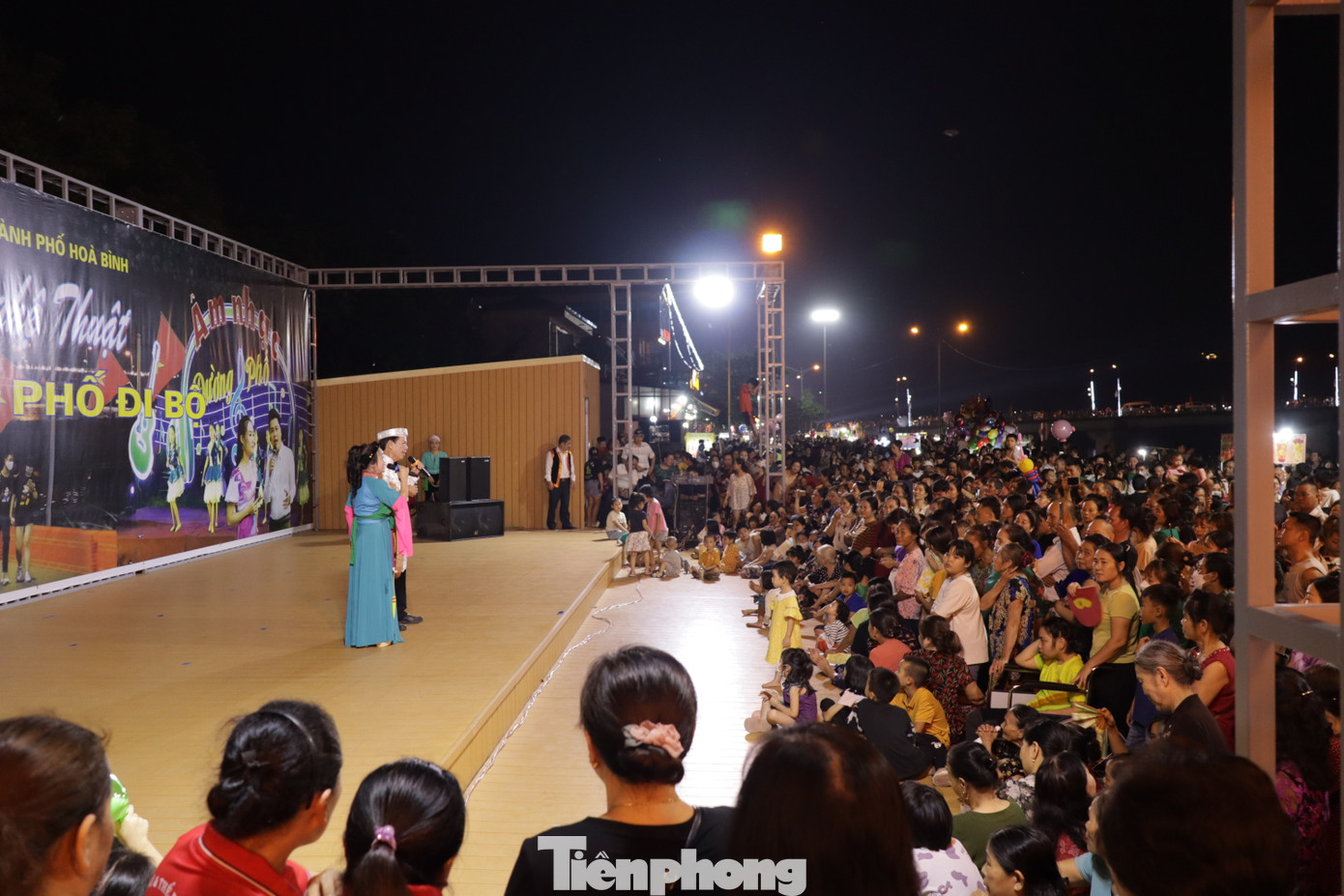 Các chương trình văn hóa, văn nghệ dân gian cũng được đông đảo người dân đón nhận.