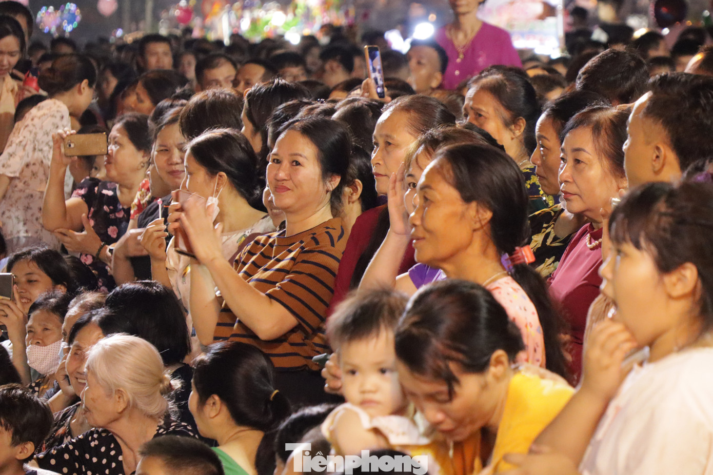 Người dân và du khách thập phương đã có mặt tại phố đi bộ TP Hòa Bình từ rất sớm,...