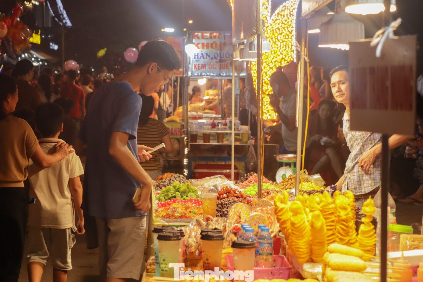 Nhiều người dân thích thú khám phá không gian ẩm thực,...