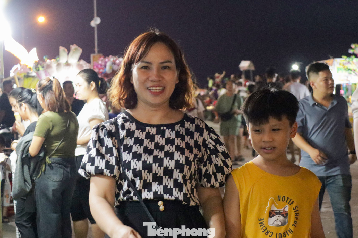 Chị Nguyễn Minh Tú (trú tại huyện Tân Lạc) cùng gia đình đến khám phá bố đi bộ, trong sự hân hoan chị chia sẻ: “Tôi có lẽ chưa bao giờ tham gia ngày hội nào đông như thế này ở Hòa Bình. Mong rằng ngày càng có những hoạt động thú vị như thế này để du lịch địa phương luôn phát triển”.