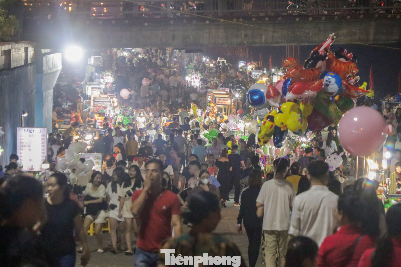 Phố đi bộ có chiều dài 2km và với lượng người rất lớn tạo ra hình ảnh dòng người đông đúc.