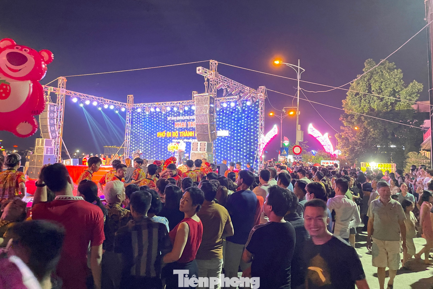 Đặc biệt, tại khu vực sân khấu nơi diễn ra lễ khai trương, người dân đã chọn sẵn cho mình những vị trí đẹp nhất để được chiêm ngưỡng những tiết mục văn nghệ đặc sắc như múa lân, múa rồng và một số ca khúc do ca sĩ nổi tiếng trình bày,...