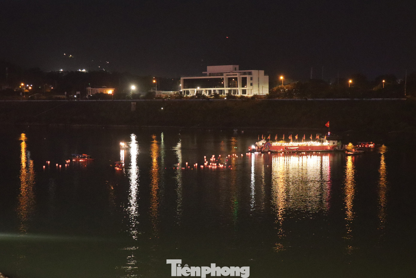 Bên cạnh hoạt động của lễ Khai trương Phố đi bộ TP Hòa Bình, trong tối cùng ngày cũng đã diễn ra Lễ Cầu ngư – thả đèn hoa đăng trên sông Đà đã thu hút lượng lớn du khách về tham dự và cùng cầu mong mưa thuận gió hòa.