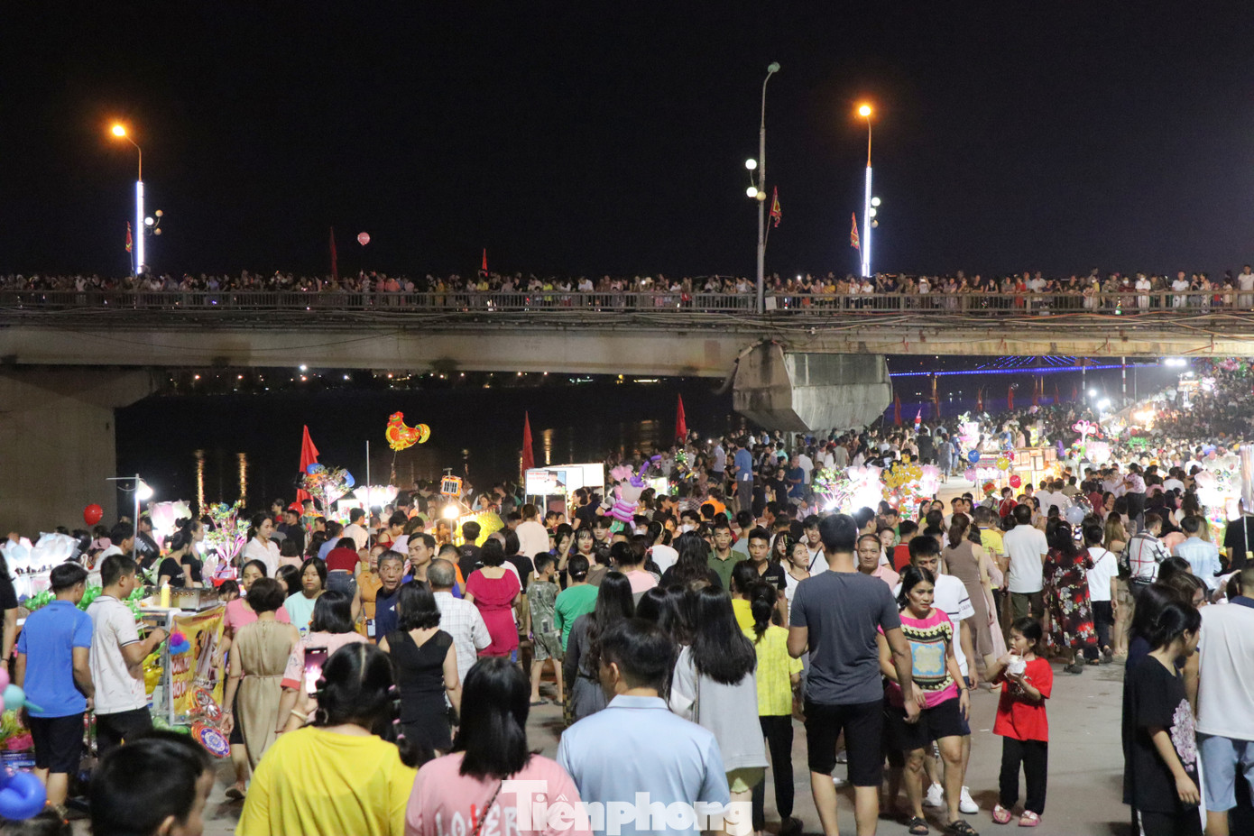 Theo ghi nhận của phóng viên, dòng người xếp thành từng hàng dài nối tiếp nhau từ đầu này sang đầu bên kia của tuyến phố đi bộ.