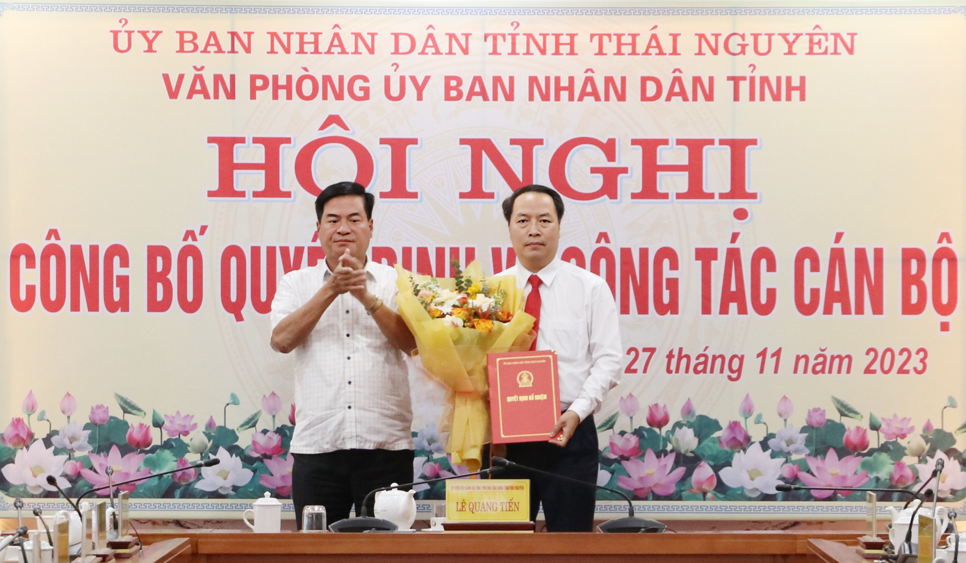 Ông Nguyễn Trọng Tài - Phó Chánh Văn phòng UBND tỉnh Thái Nguyên nhận quyết định. Ảnh: Cổng TTTT Thái Nguyên. Ông Nguyễn Trọng Tài - Phó Chánh Văn phòng UBND tỉnh Thái Nguyên nhận quyết định. Ảnh: Cổng TTTT Thái Nguyên.