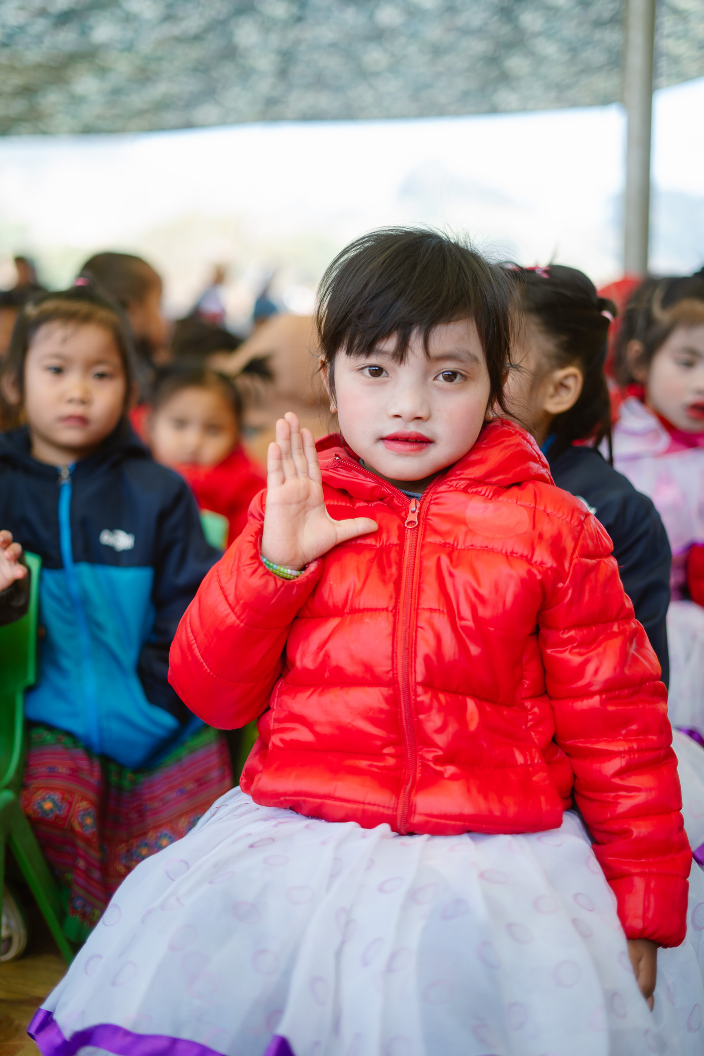 Không chỉ là những món quà vật chất, các mạnh thường quân, các cán bộ, chiến sĩ còn gửi gắm sự quan tâm, chia sẻ, tiếp thêm động lực để các em vững bước trên hành trình đến trường, vượt qua mọi khó khăn.