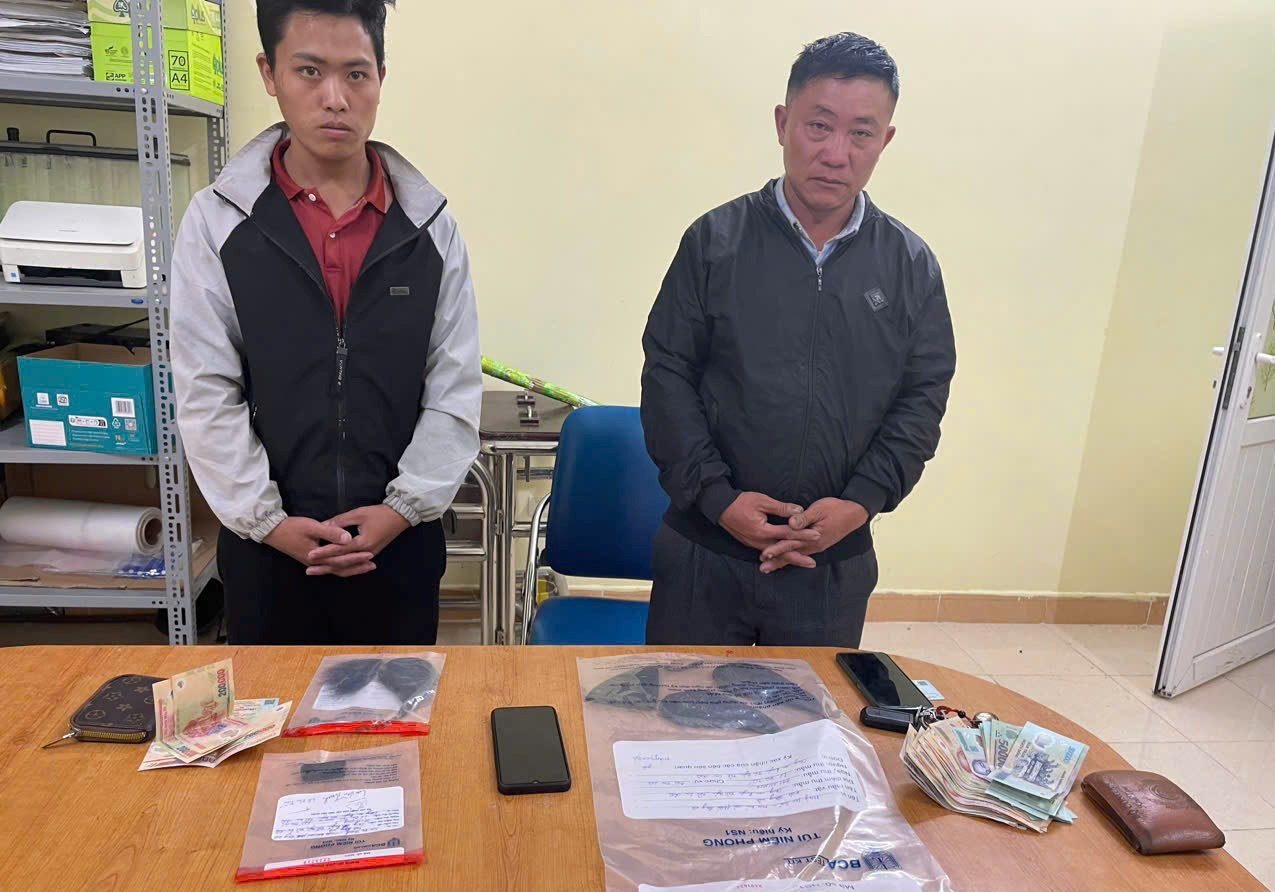 Đối tượng Quả (bên trái) và Giả (bên phải) tại cơ quan công an. Ảnh: CACC Đối tượng Quả (bên trái) và Giả (bên phải) tại cơ quan công an. Ảnh: CACC