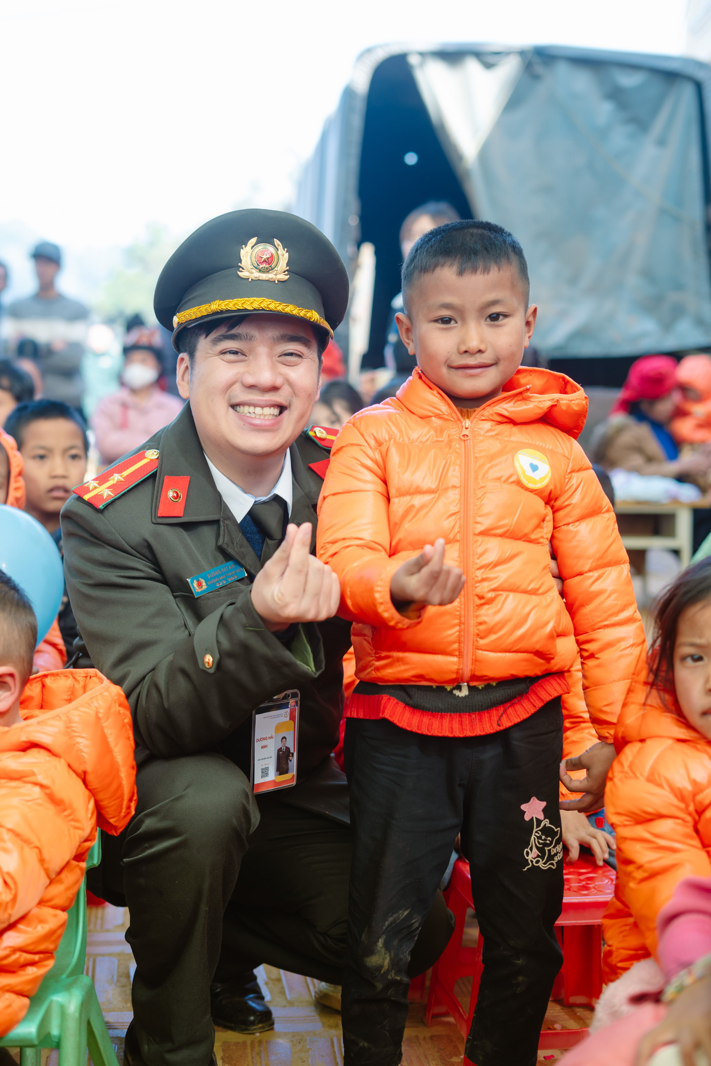 Không chỉ là những món quà vật chất, các mạnh thường quân, các cán bộ, chiến sĩ còn gửi gắm sự quan tâm, chia sẻ, tiếp thêm động lực để các em vững bước trên hành trình đến trường, vượt qua mọi khó khăn.