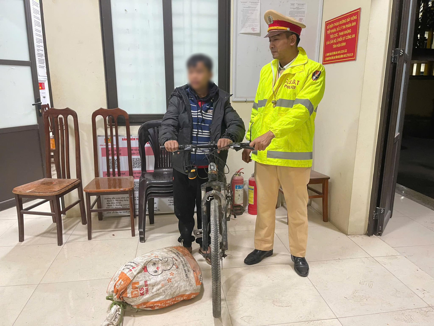 Thiếu niên đi lạc gần 200km từ Sơn La đến Hòa Bình bằng chiếc xe đạp. Ảnh: CACC