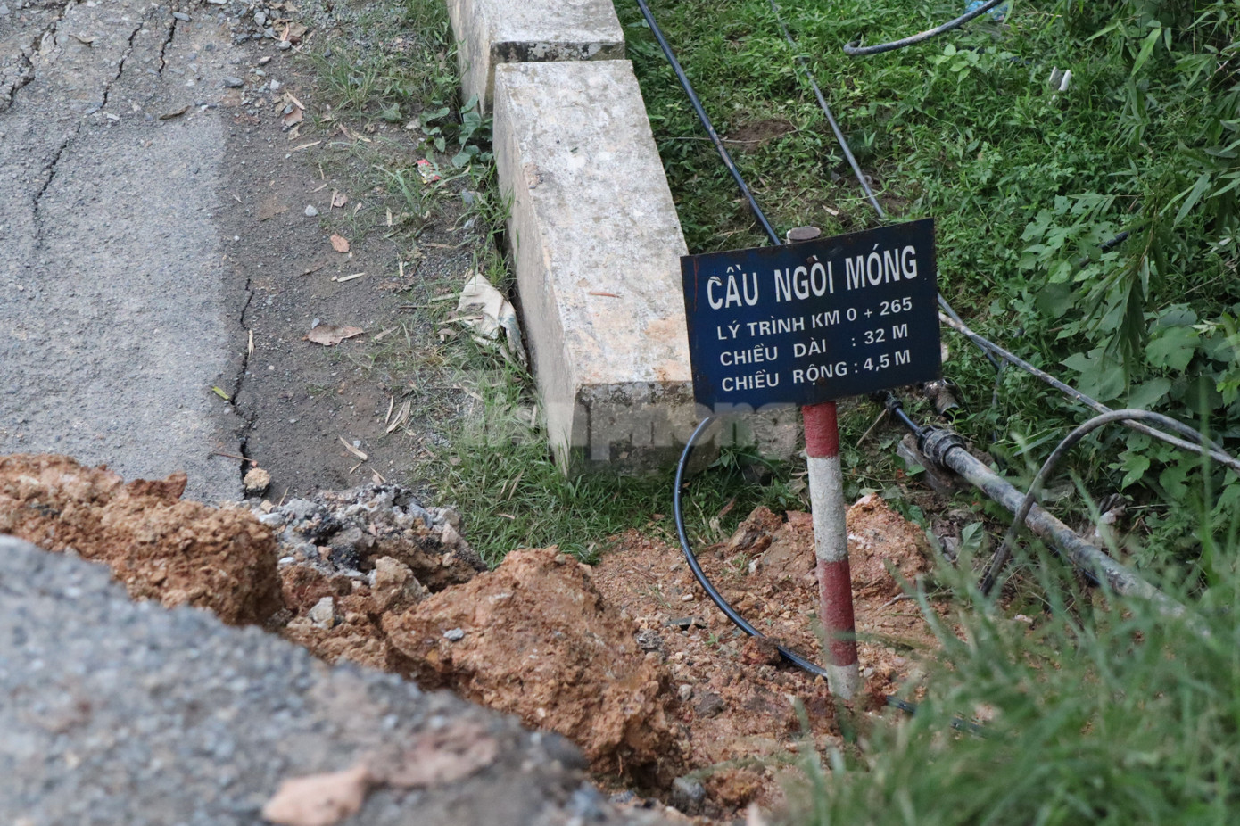 Nguyên nhân được cho là do thời gian sử dụng đã nhiều năm cùng ảnh hưởng của mưa lũ. Nguyên nhân được cho là do thời gian sử dụng đã nhiều năm cùng ảnh hưởng của mưa lũ.