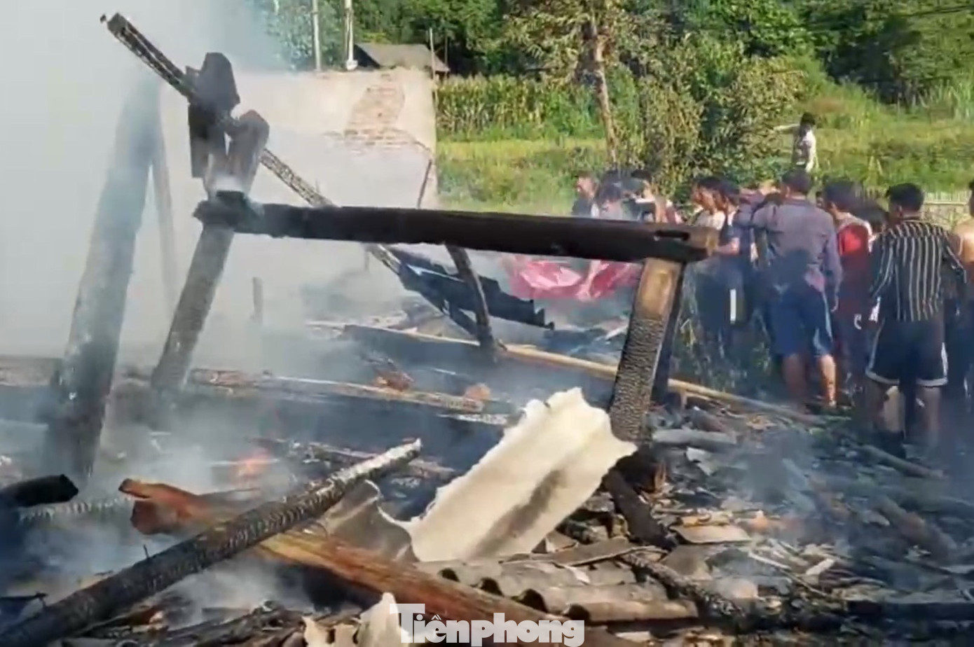 Toàn bộ ngôi nhà bị ngọn lửa thiêu rụi. Toàn bộ ngôi nhà bị ngọn lửa thiêu rụi.