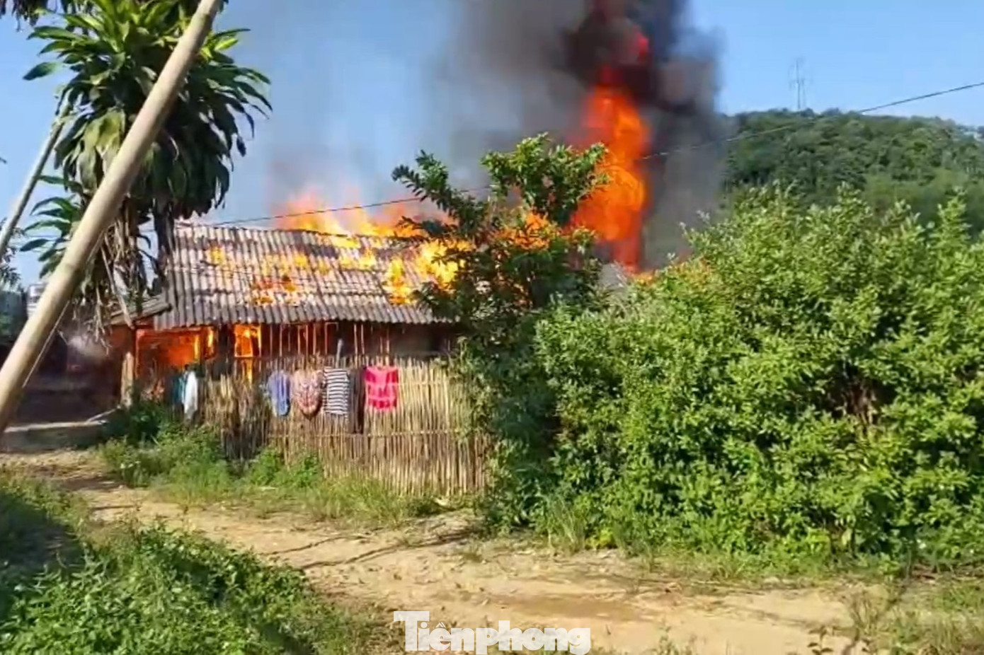 Căn nhà gỗ bốc cháy lớn do chập điện. Căn nhà gỗ bốc cháy lớn do chập điện.