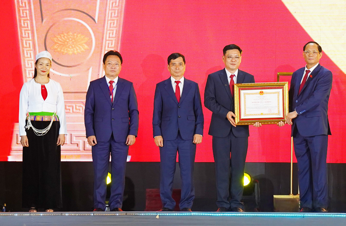 Huyện Yên Thủy đón nhận Huân chương Lao động hạng Ba. Ảnh: BHB Huyện Yên Thủy đón nhận Huân chương Lao động hạng Ba. Ảnh: BHB