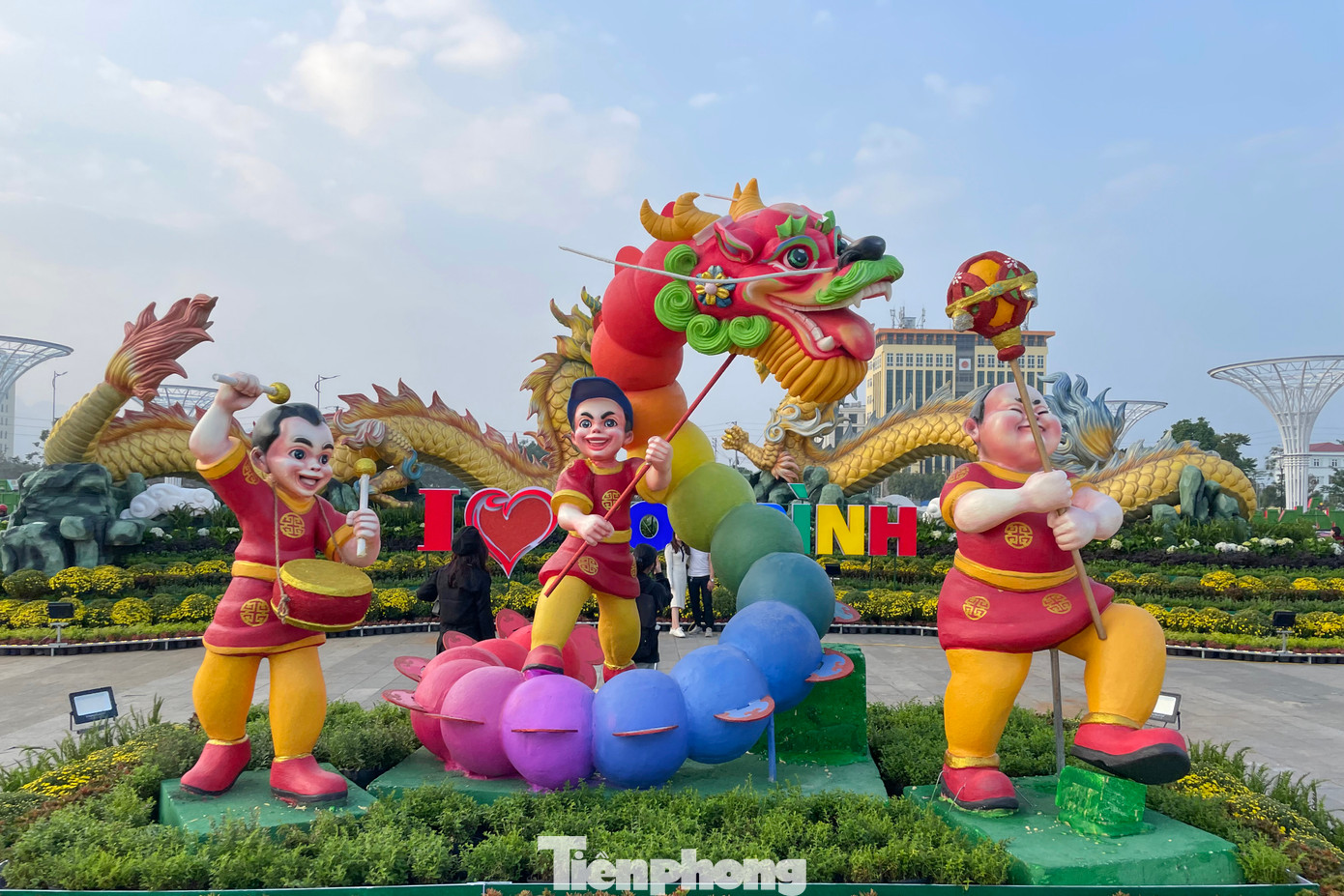 ...cùng một số biểu tượng miêu tả lại các hoạt động của ngày Tết cổ truyền ở Việt Nam như: Múa rồng, cá chép về trời, bánh chưng, thầy đồ...