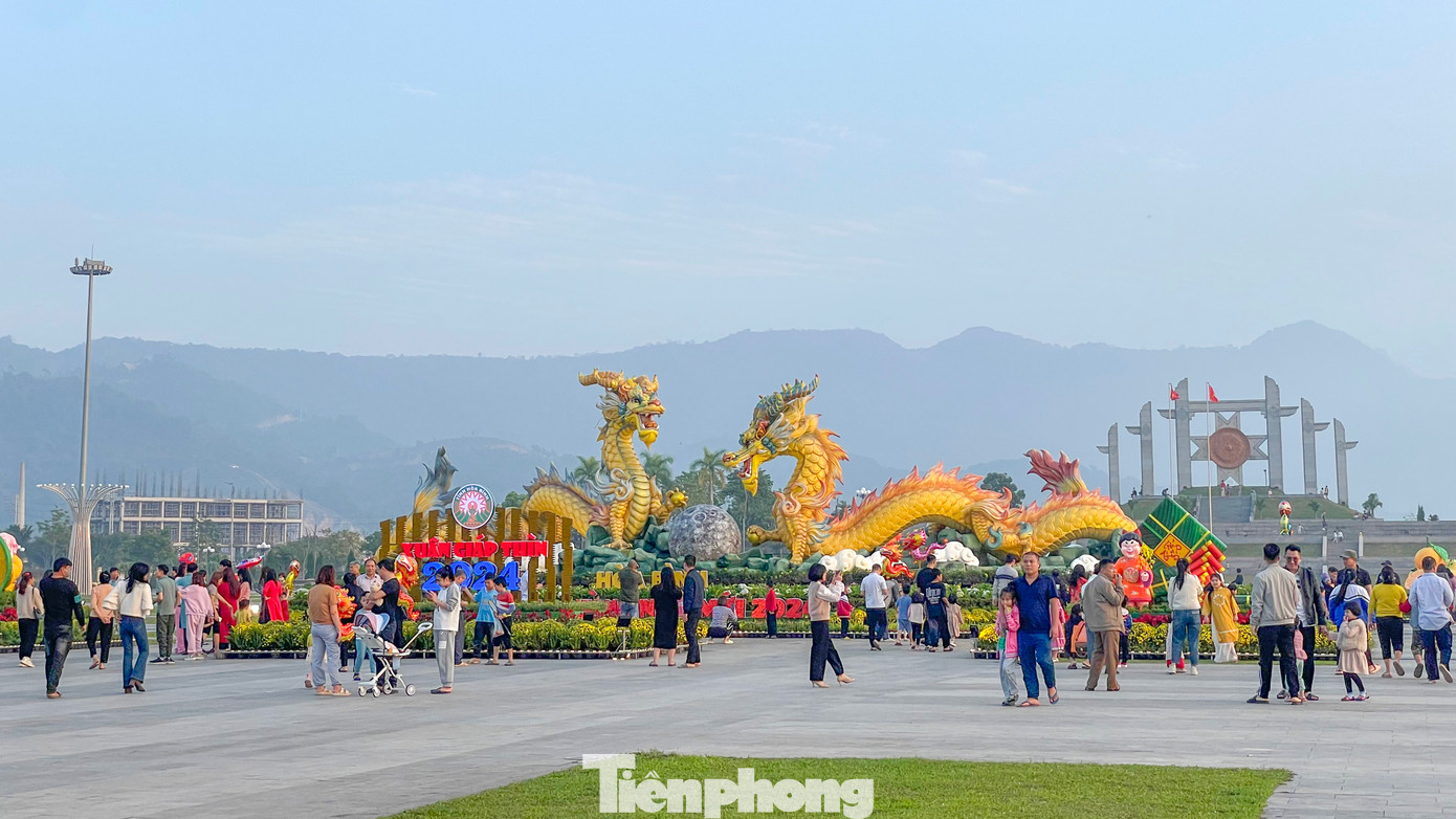 Rất đông người dân và du khách đến tham quan, chiêm ngưỡng các linh vật.